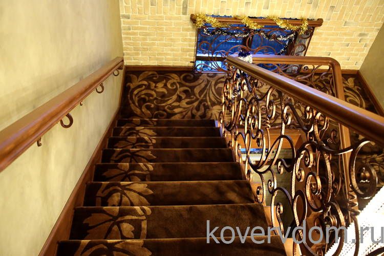 Ковровая дорожка ручной работы на лестницу